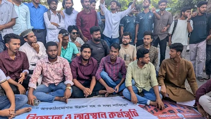 বরিশাল বিশ্ববিদ্যালয় শিক্ষার্থীদের ৩ দফা দাবিতে ঢাকা-কুয়াকাটা মহাসড়ক অবরোধ